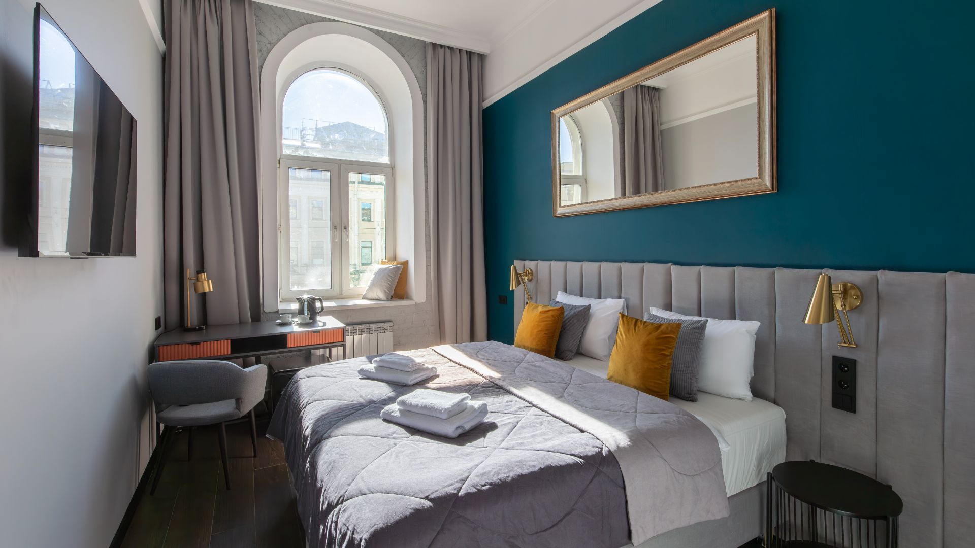 Бюджетный отель в Петербурге - Lopatin Невский 100. Номер Комфорт Plus+ с видом на Невский проспект