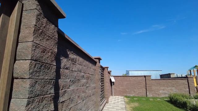 Красивый забор начинается со столбового блока