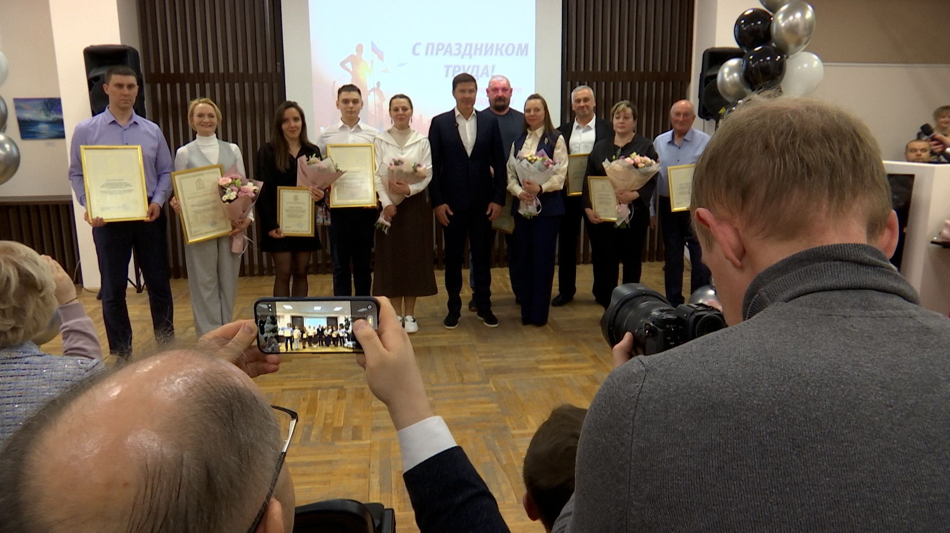 Город строят люди