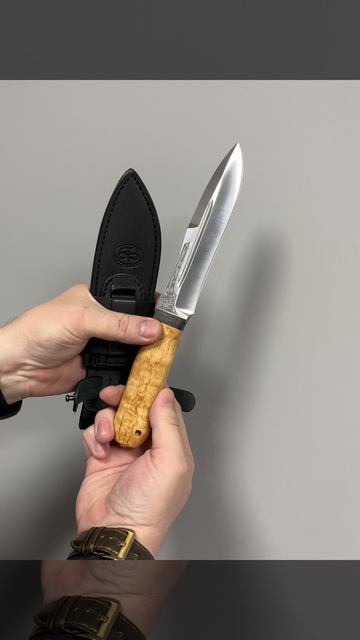 Скорпион карельская береза 95Х18 - нож в руке