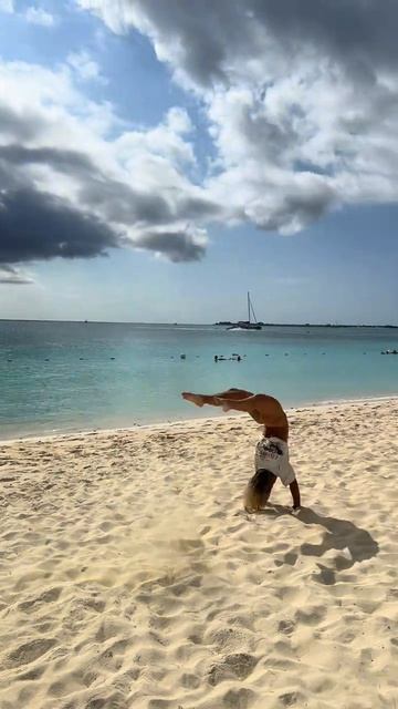 отлично исполнила на пляже.mp4