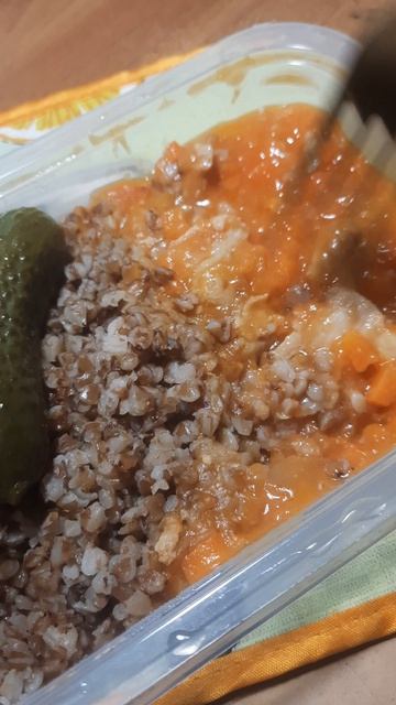 Базовый минимум холостяка. Готовый ужин из магазина, заморозка.