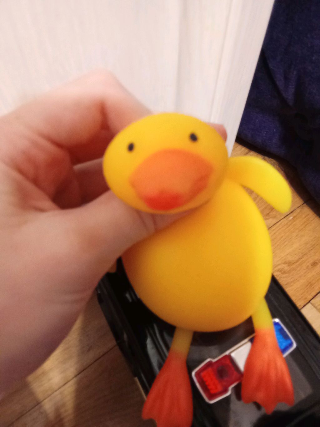 гуляем с подругой на площадке возле школы