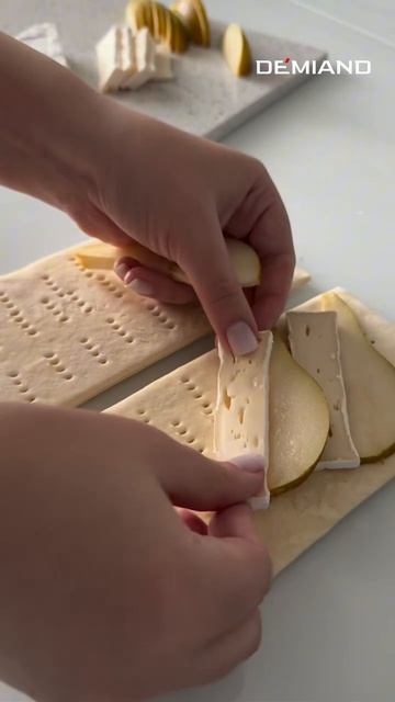 Слойки с камамбером и грушей 😋