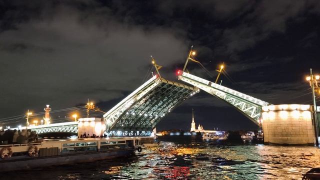 Разведение Дворцового моста в Санкт Петербурге