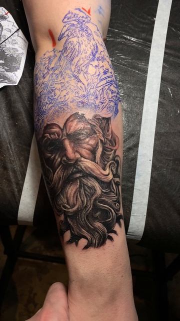 Разбор тату: Один и вороны. Почему детали важнее скорости?