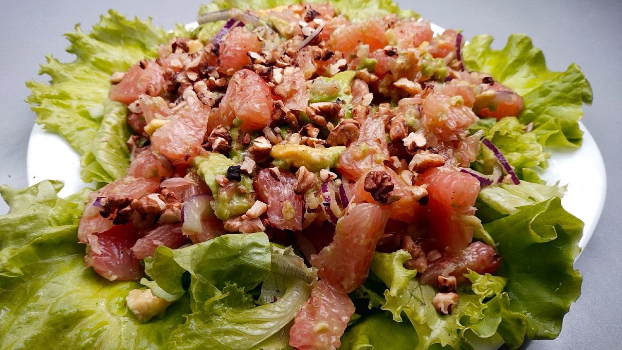 Этот рецепт – отличный подарок для худеющих! Салат из помело и авокадо 🥑
