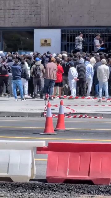 Огромные очереди нелегальных мигрантов образовались у консульств Марокко