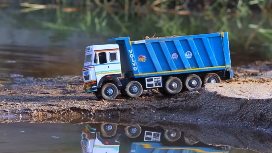 Машинки: Разбеваются, сталкиваются грузовые машины и трактора