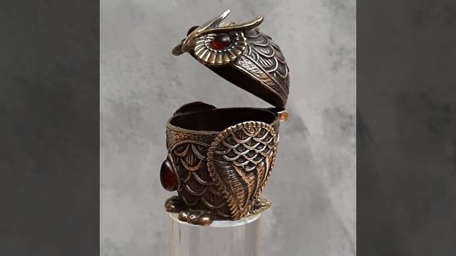 Литая статуэтка шкатулка с янтарем Сова 4.5 х 4 см