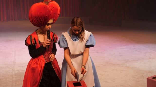 Красивое поздравление на сцене.