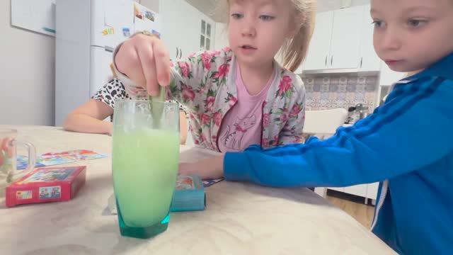 РЕАКЦИЯ РЕБЕНКА на шипящий витамин С | ВЛОГ Семьи Перевязов