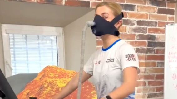 Горный гид и менеджер Клуба 7 Вершин Света Котляр на пробной гипоксической тренировке