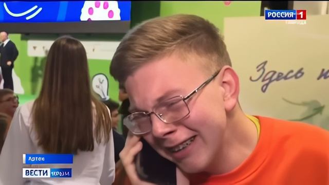 Мальчик разговаривает по телефону плачет говорит я выиграл мама