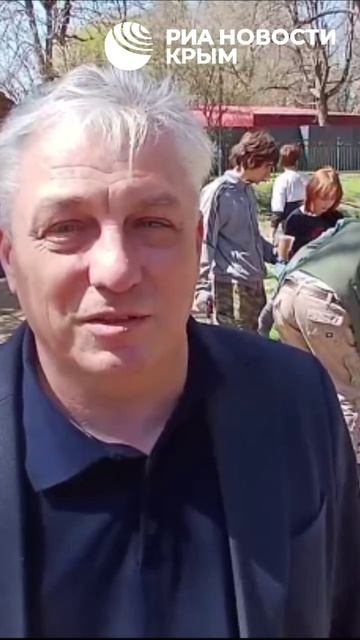 Студенты-художники обновляют Поляну сказок в симферопольском Детском парке.