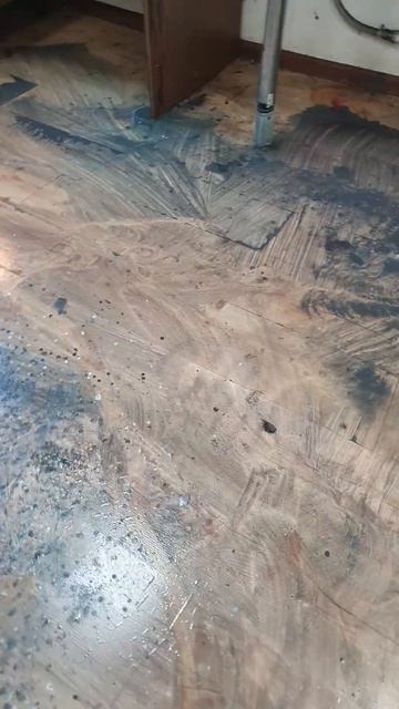 Моем пол 646 растворителем (отработкой) и кайфуем