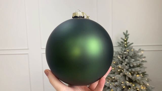 Елочный шар Королевская классика (Royal Classic) стеклянный, матовый, цвет: зелёный бархат, 2000543