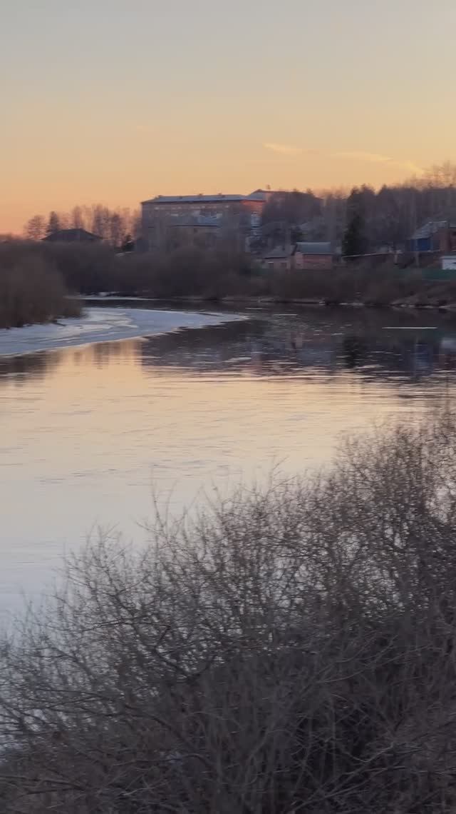 Набережная реки Ухты в золотом свете заката