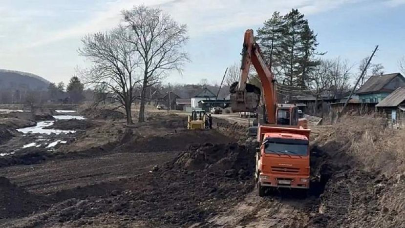 Строительство восьмикилометровой защитной дамбы началось в Приморье