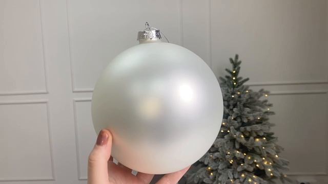 Елочный шар Королевская классика (Royal Classic) стеклянный, матовый, цвет: белый, 150 мм, 2000532