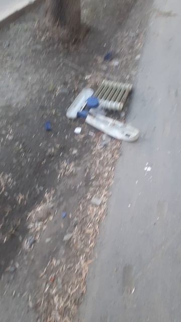 Что бросают в окна на тротуар