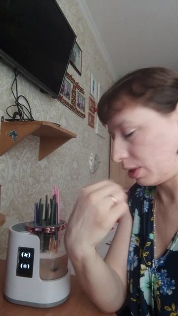 После очистки кистей, теперь надо их сполоснуть