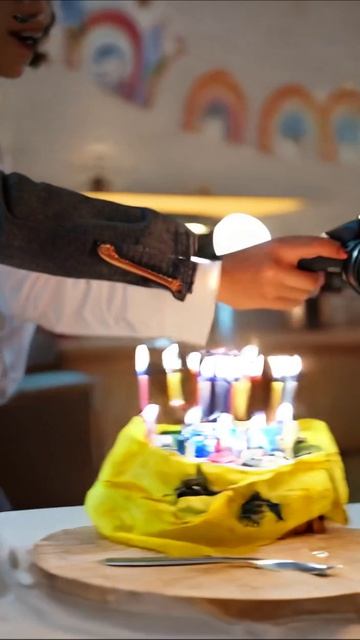 Кот на празднике: первый день рождения! #кот #деньрождения #видео