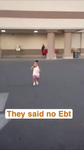 🔴США*. Мамашка записала на видео, как вся её семья выбегает из магазина с украденными товарами🔴