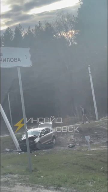 🚓🚗Сейчас на Сельдинском шоссе машина улетела с трассы в столб.  Информация о пострадавших выясняет