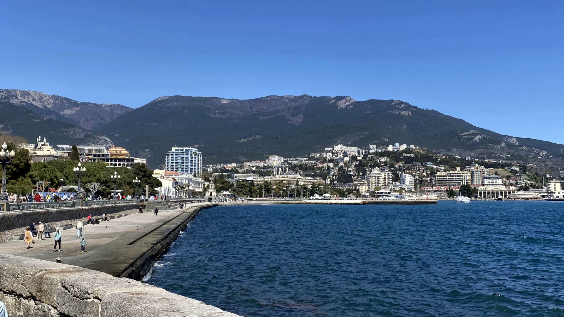 Ежедневная «вебкамера» Ялты. 17 апреля, 2026г. Время - обед)).