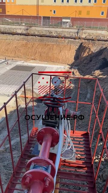Работа глубинной скважины: откачка грунтовых вод для защиты откосов и сухого дна под фундамент.