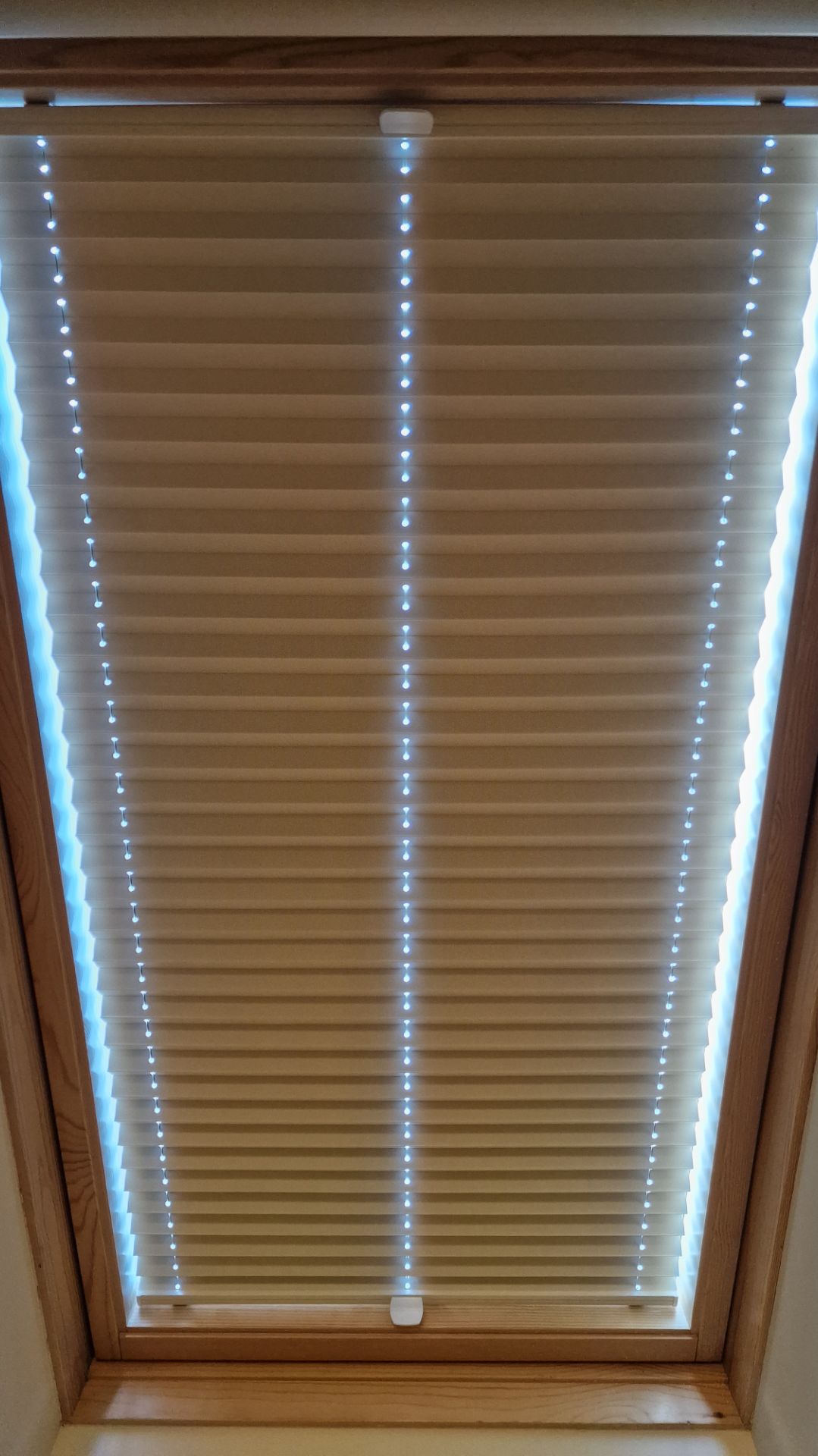 Ткань Мун блэкаут светло-кремовый. Шторы плиссе на мансардные окна