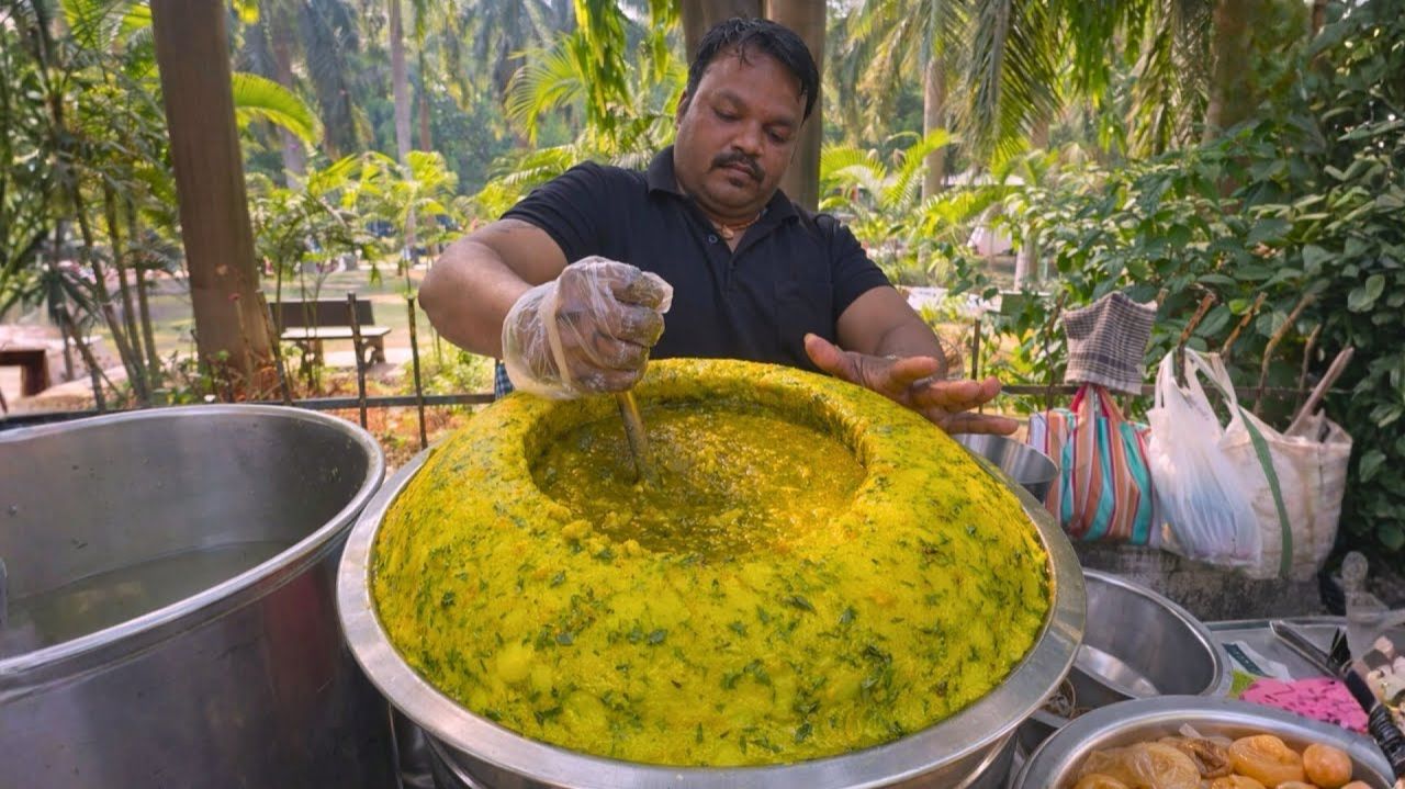 Этот гигантский Пани Пури Масала безостановочно кормит толпу на улицах Индии