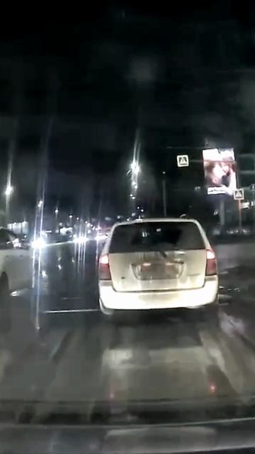 Едет и не смотрит на знаки