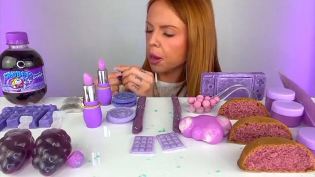 (видео не мое) едим фиолетовую еду