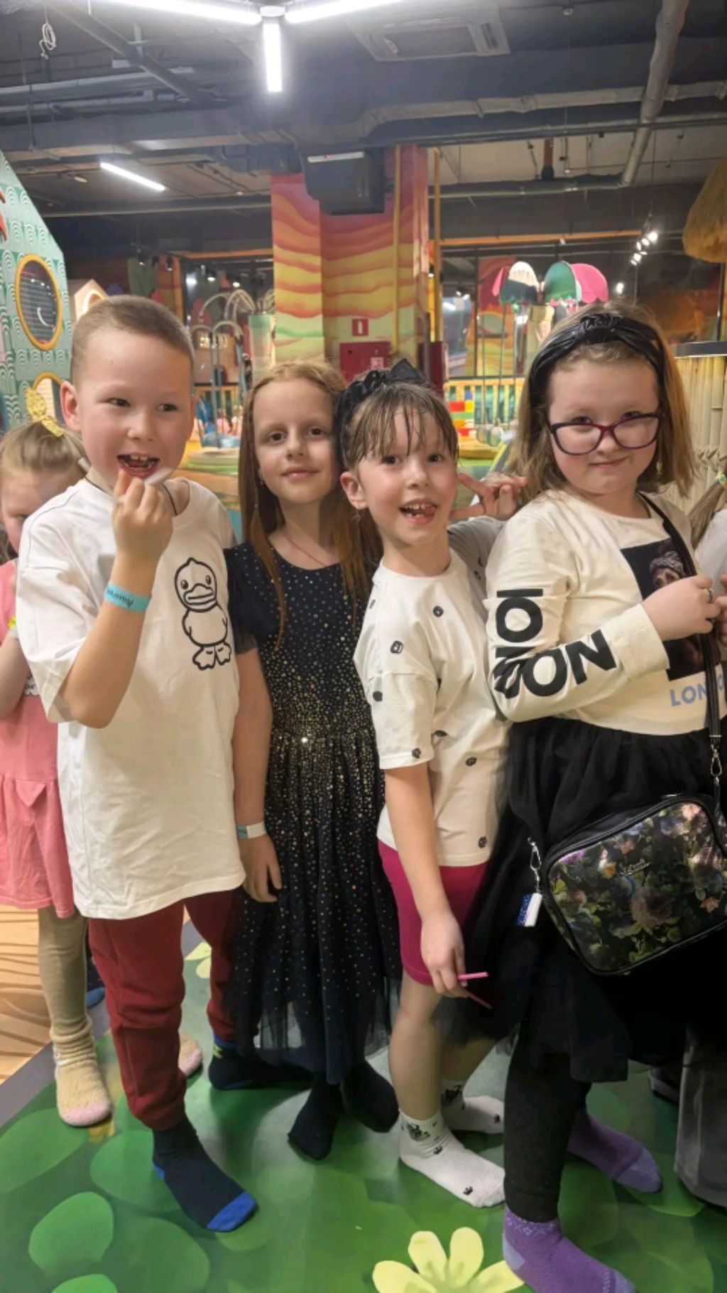 бабочка 
молиться  на цветок