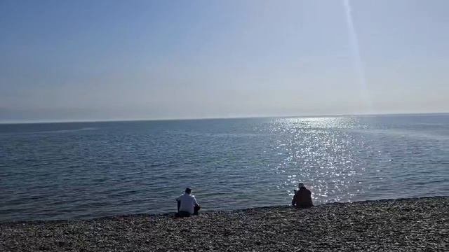 17.04, ветер слабый, кто то загорает, а кто то еще в куртках. Сукко. Показывает Дмитрий Сорвенков