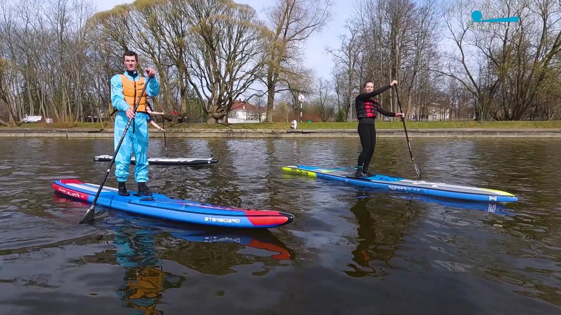 По рекам и каналам на доске с веслом. В Петербурге открылся сапсезон