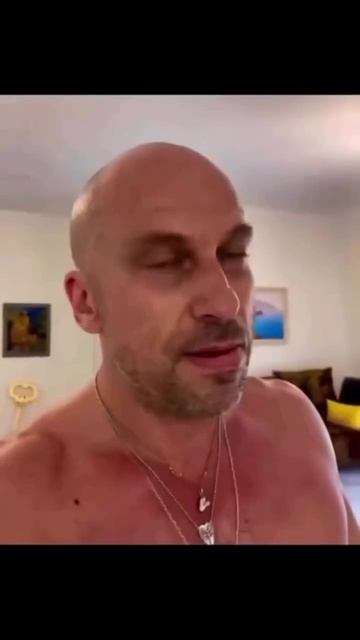 Дмитрий Нагиев идет с цепочкой на шее, улыбается, ухмыляется, поднимает брови