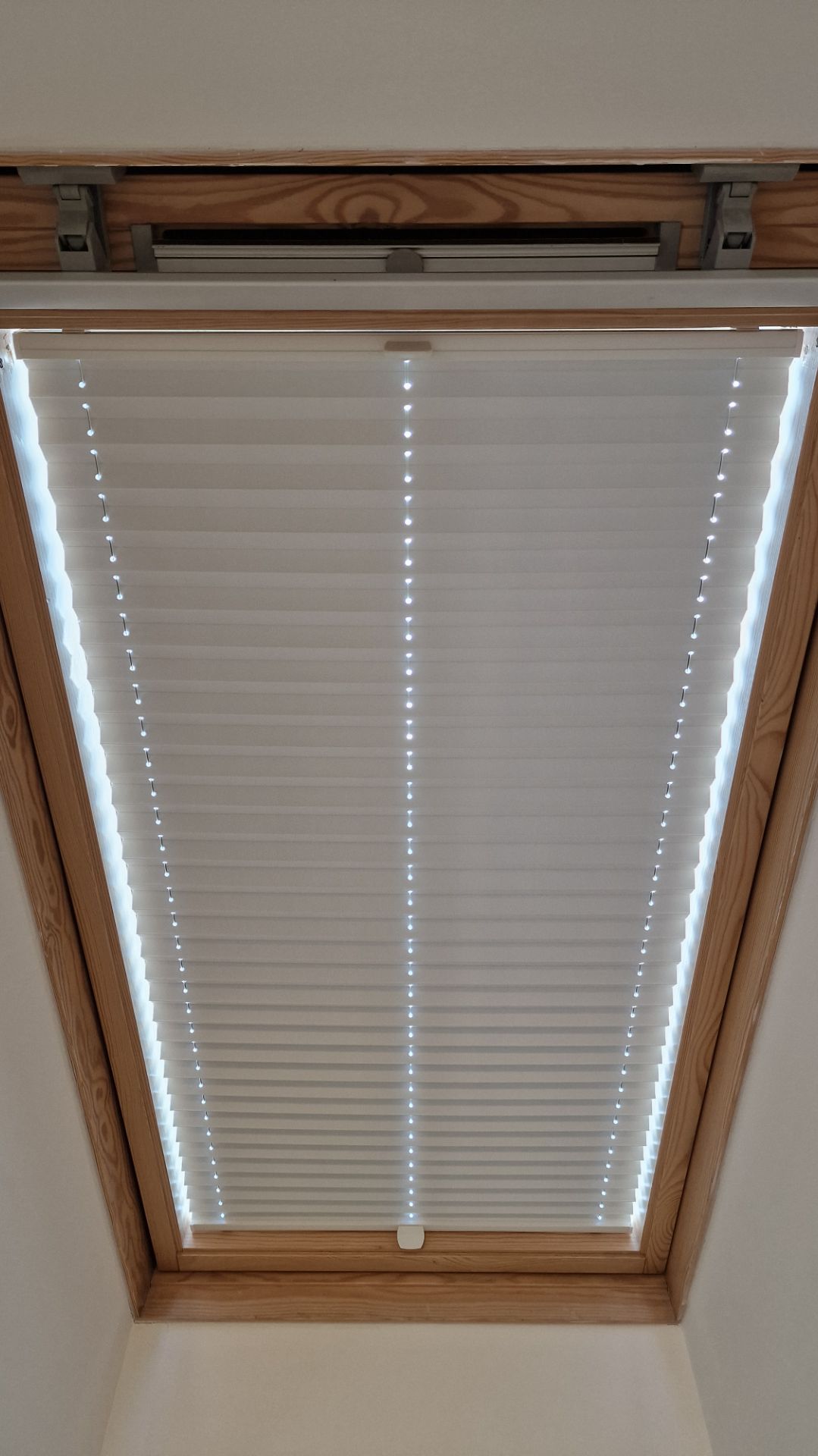 Ткань Мун блэкаут белый. Шторы плиссе на мансардные окна