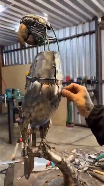 Скульптура попугая из металла