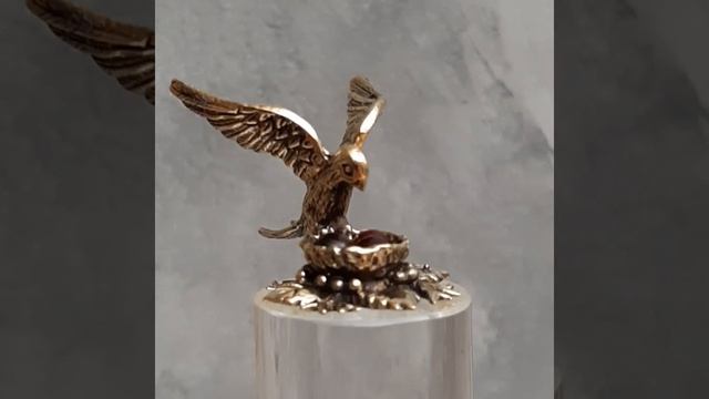 Фигурка с янтарем Ласточка в гнезде 3 х 4 см