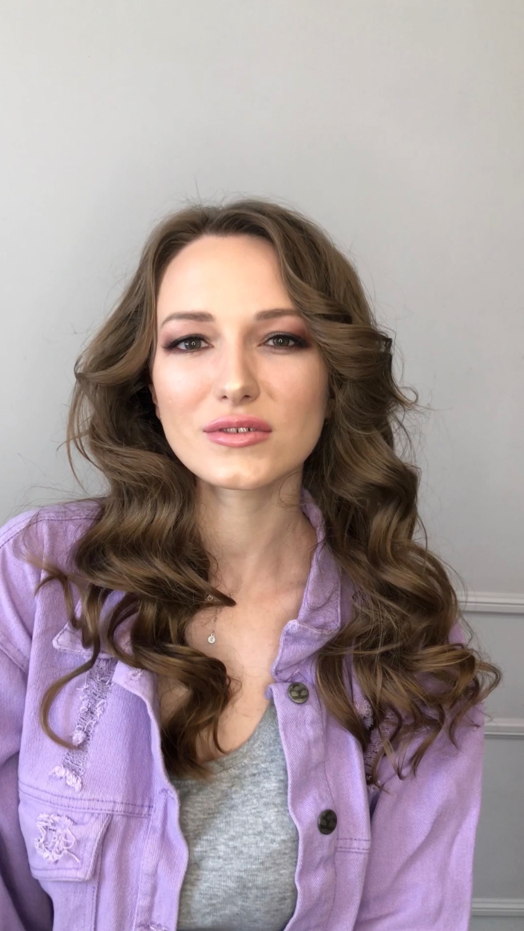 Иногда достаточно легкой укладки и макияжа, чтобы раскрыть природную красоту по-новому.