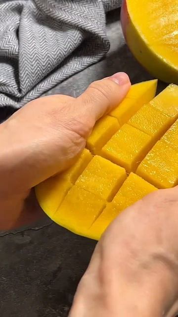 Как почистить манго за 10 секунд