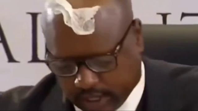 Салфетка прилипла прямо ко лбу экс-главы МВД Южной Африки