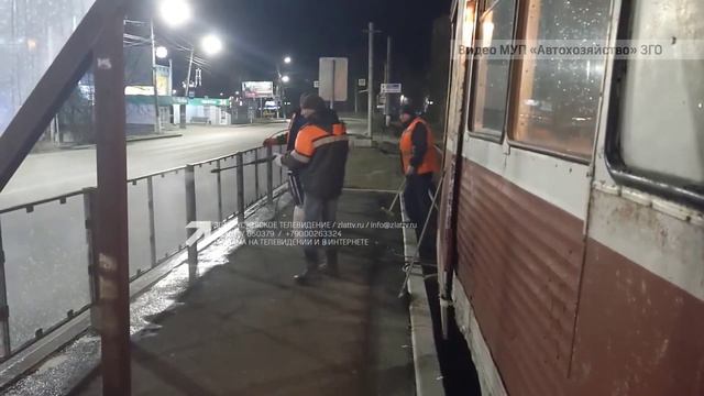 В Златоусте моют остановочные комплексы и крупные спортивные объекты