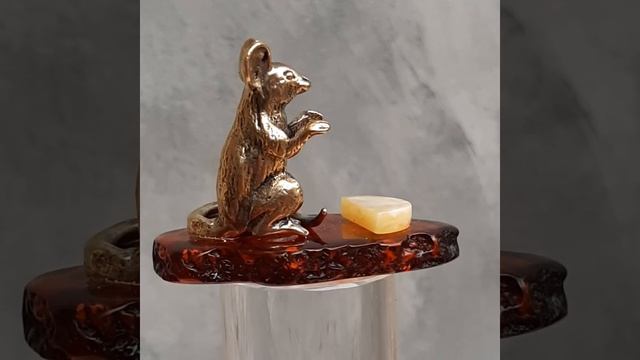 Статуэтка на янтаре Мышка с сыром 4 х 5.5 см