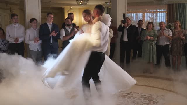 Первый свадебный танец молодожёнов