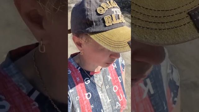 Пока жгла траву за забором, наводила порядок. Надо мной завис квадрокоптер.