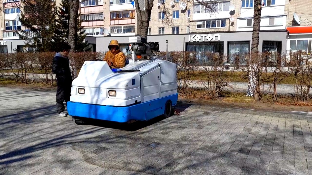 17 апреля 2026 - Петропавловск -_Улица Ленина. Влажная уборка